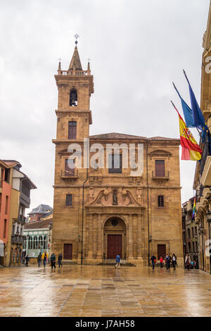 Chiesa di San Isidoro, 1587 e Mercado Fontan, Plaza de la Consitución, Oviedo, Asturias, Spagna Foto Stock