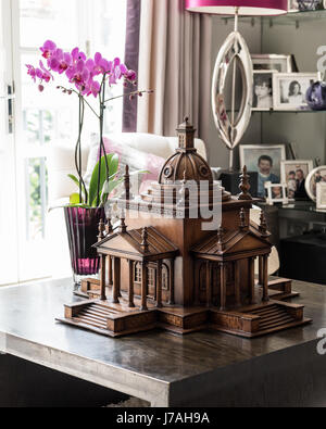 Modello architettonico e orchidee in terrazza Vittoriana, Londra Foto Stock