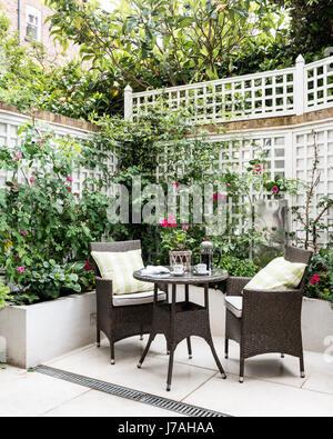 Arredamento in vimini in giardino nel cortile della terrazza Vittoriana, Londra Foto Stock