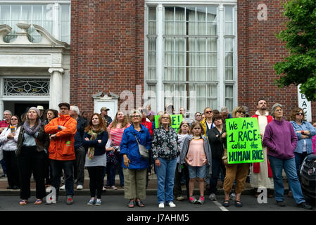 Lancaster, PA, Stati Uniti d'America - 20 maggio 2017; attivisti e membri della comunità si riuniranno presso il tribunale passi in Lancaster, PA, per protestare contro la supremazia bianca nella Foto Stock