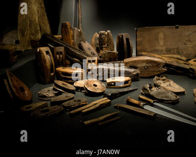 Blocchi, affronta e gli strumenti si trovano in i falegnami di cabina del Tudor nave da guerra della Mary Rose Foto Stock