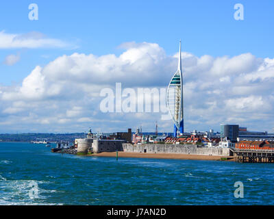 La vista del porto di Portsmouth da un traghetto immettendo il Solent Foto Stock