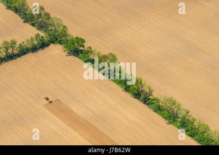 Vista aerea della fattoria con il trattore Foto Stock