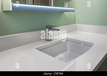 Artistiche moderne il lavandino del bagno Foto Stock