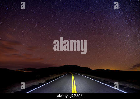 Deserto autostrada di notte con le stelle, Arizona, Stati Uniti d'America Foto Stock