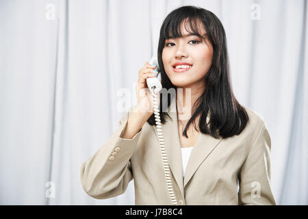 Close up imprenditrice chiamare qualcuno per telefono Foto Stock