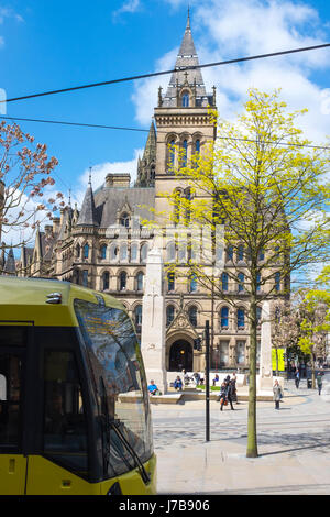 Memoriale di guerra al di fuori dell'entrata posteriore del Municipio con passando il tram in Piazza San Pietro a Manchester REGNO UNITO Foto Stock