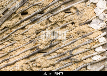 Vecchia parete spiovente in legno e argilla texture di sfondo Foto Stock