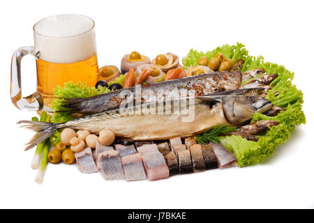 Cibo aliment composizione closeup birra aringhe olive verdi pezzi cibo aliment Foto Stock