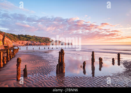 Una bellissima alba a Sandsend Beach, Whitby, North Yorkshire, Inghilterra, Regno Unito Foto Stock