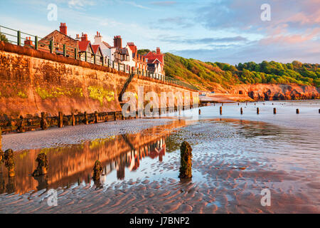 Sandsend Beach, Whitby, North Yorkshire, Inghilterra, Regno Unito, inizio su una soleggiata mattina di primavera. Foto Stock