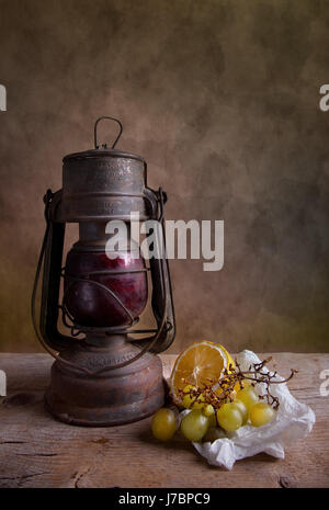 Ancora vita uve lanterna shiner lampada luce luminary limone candito uva da vino Foto Stock