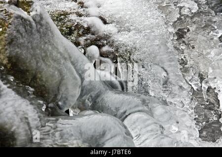 Icicle di ghiaccio ghiaccioli inverno freddo gelo ghiaccio congelato paesaggio invernale si blocca Foto Stock