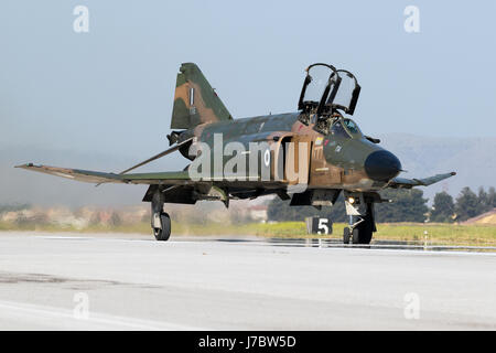 LARISSA, Grecia - 4 Maggio 2017: Hellenic Air Force RF-4E Phantom II piano di getto di rullaggio dopo uno degli ultimi voli. 348 squadrone di ricognizione Foto Stock