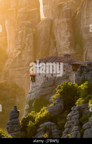 Bellissimo tramonto panoramico vista del Rousanou (St. Barbara) Monastero su una colonna monolitica in Meteora, Grecia Foto Stock