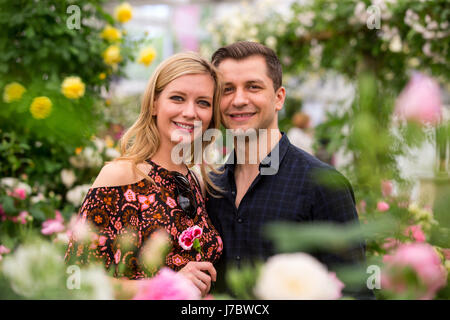 Rachel Riley, presentatore e matematico e Pasha Kovalev, ballerino della RHS Chelsea Flower Show 2017, in corrispondenza di una delle rose visualizza Foto Stock