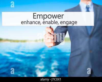 Empower migliorare, abilitazione, Engage - Imprenditore mano azienda segno. Business, tecnologia internet concetto. Stock Photo Foto Stock