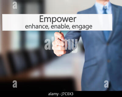 Empower migliorare, abilitazione, Engage - Imprenditore mano azienda segno. Business, tecnologia internet concetto. Stock Photo Foto Stock