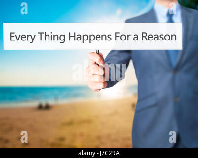 Ogni cosa succede per un motivo - Imprenditore mano azienda segno. Business, tecnologia internet concetto. Stock Photo Foto Stock