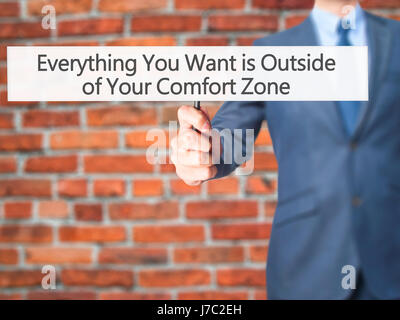 Tutto ciò che si desidera è al di fuori della propria zona di comfort - Imprenditore mano azienda segno. Business, tecnologia internet concetto. Stock Photo Foto Stock