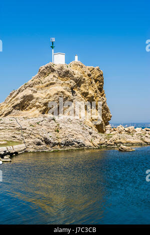 Rochers des " trois frères' à l'extrémité de l'anse de La Mède Châteauneuf-les-Martigues Provence Francia Foto Stock