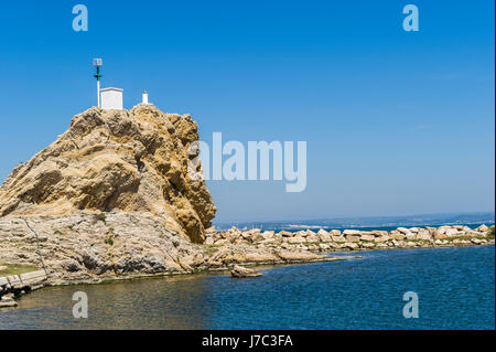 Rochers des " trois frères' à l'extrémité de l'anse de La Mède Châteauneuf-les-Martigues Provence Francia Foto Stock