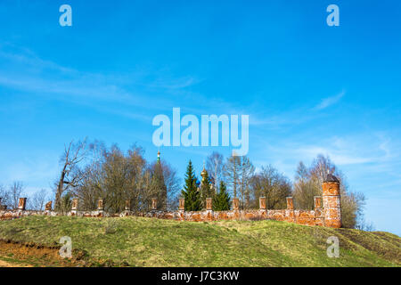 Le vecchie mura monastica di mattoni rossi nel villaggio di Goritsy, Shuyskiy rayon, Ivanovskaya, Oblast di Russia. Foto Stock