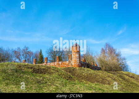 Le vecchie mura monastica di mattoni rossi nel villaggio di Goritsy, Shuyskiy rayon, Ivanovskaya, Oblast di Russia. Foto Stock