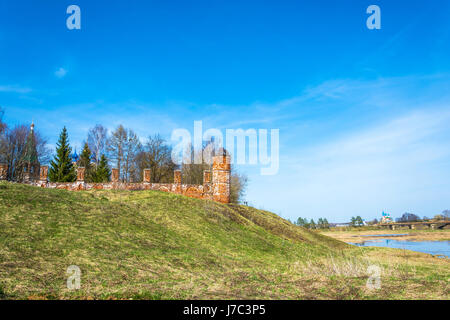 Le vecchie mura monastica di mattoni rossi nel villaggio di Goritsy, Shuyskiy rayon, Ivanovskaya, Oblast di Russia. Foto Stock