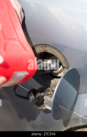 Aggiungere del carburante da un contenitore in plastica per la vettura del serbatoio. Il rifornimento di carburante da un contenitore in plastica. Ripartizione per auto. Nessun combustibile. Aggiunta di carburante. Foto Stock