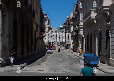 Scena di strada nella Vecchia Havana, Cuba Foto Stock