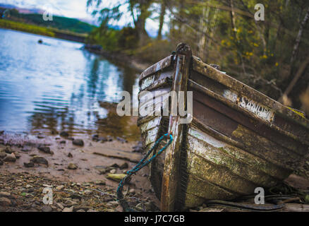 In legno antico squallido a Gairlochy bay Foto Stock