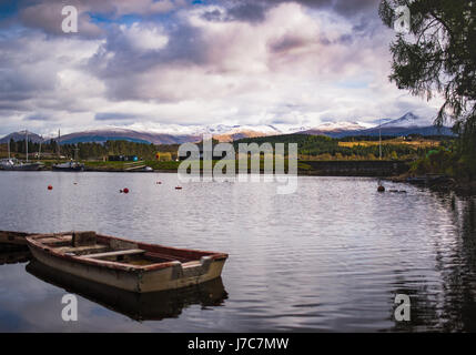 Gairlochy bay, vista verso la montagna Foto Stock