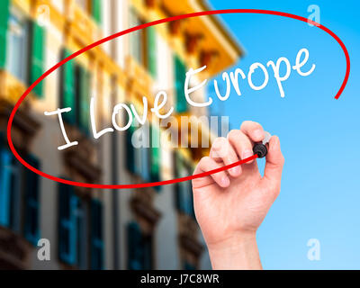 Man mano che scrive I Love Europa con il pennarello nero su schermo visivo. Isolato sulla città. Business, tecnologia internet concetto. Stock Photo Foto Stock