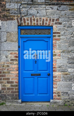 Blu tipica porta anteriore in una vecchia casa in Limerick, Irlanda Foto Stock