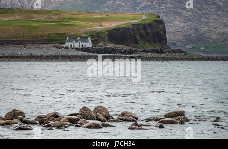 Casa sulla costa rocciosa come si vede dal Ballingskelligs Bay Beach in Waterville County Kerry, Irlanda Foto Stock