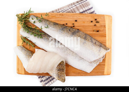 Pesce fresco sul piatto di legno con erbe isolati su sfondo bianco Foto Stock