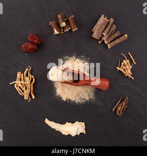 Ashwagandha, coreano angelica, orientale raisin tree, jujube. Varie asiatica di erbe medicinali. Foto Stock