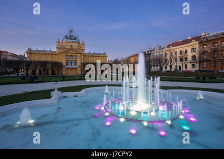 Padiglione di Arte durante il tramonto in città Zagreb, Croazia Foto Stock