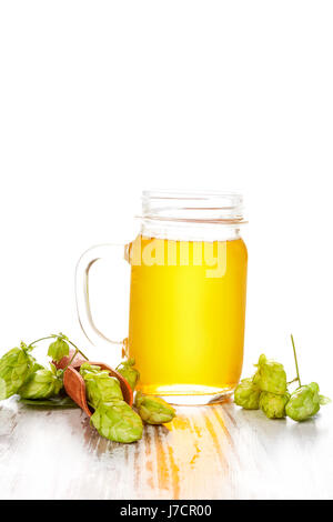 Limonata birra in vetro con hop in scoop su bianco tavolo in legno. Shandy bere, Radler. Foto Stock