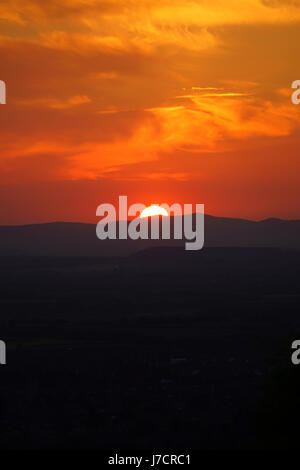 Il sole di setting dalla Rising Sun Inn, Cleeve Hill Foto Stock