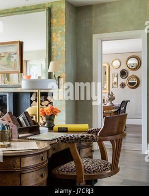 Leopard print cattedra all'antica scrivania con un grande specchio sopra il  camino e Designers Guild Cassia sedia Foto stock - Alamy