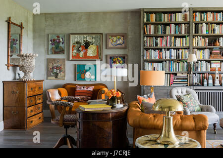 Langdale divani di velluto in arancione bruciato con libreria, arwork e lampade Foto Stock