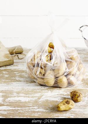 Ancora: patate di primizia in un sacchetto di plastica Foto Stock