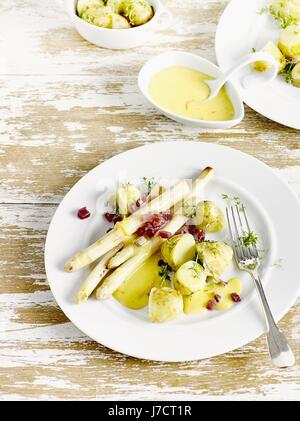 Patate di primizia con asparagi e salsa hollandaise Foto Stock