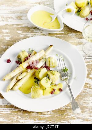 Patate di primizia con asparagi e salsa hollandaise Foto Stock