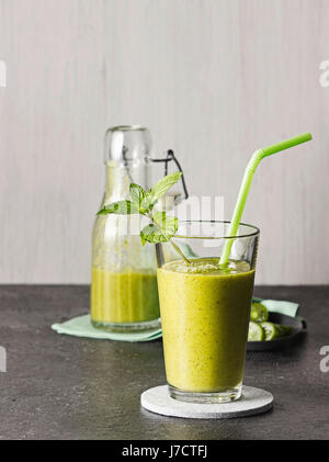 Frullato Nergi con banana e rucola Foto Stock