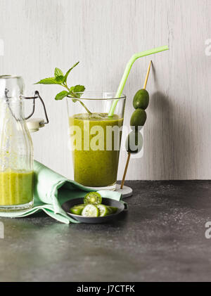 Frullato Nergi con banana e rucola Foto Stock