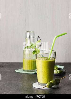 Frullato Nergi con banana e rucola Foto Stock