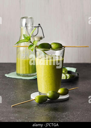 Frullato Nergi con banana e rucola Foto Stock